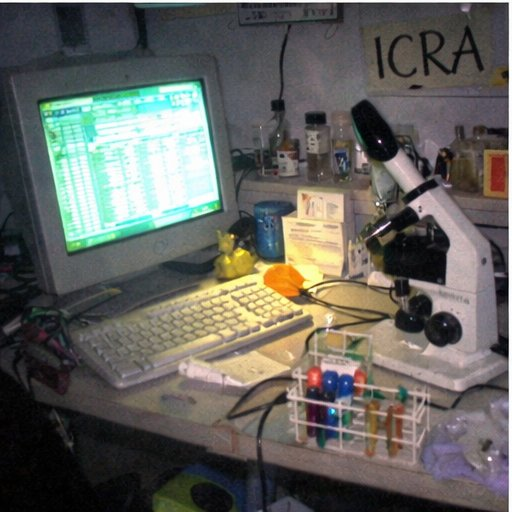 Laboratorio ICRA. Il microscopio non è necessario per studiare le corone invisibili, ma fa scena nelle foto.